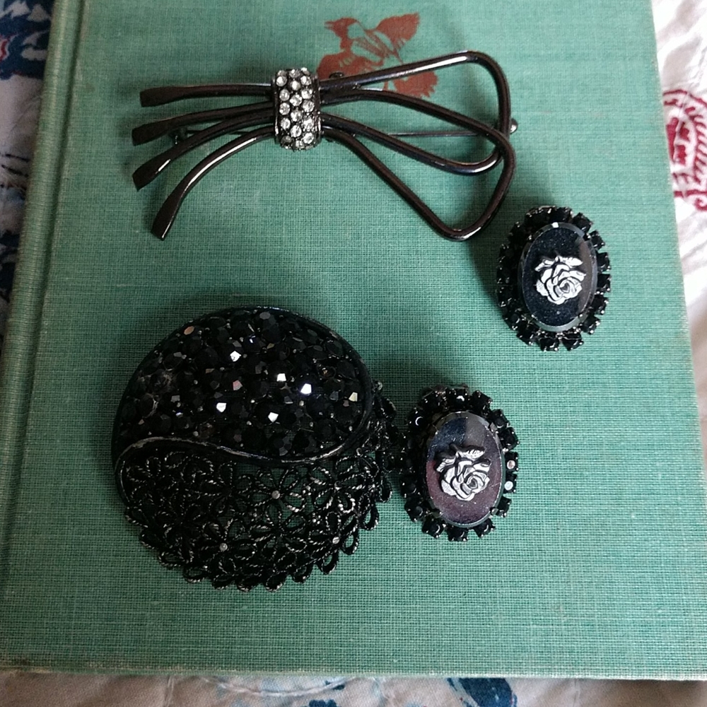 🖤🏴Gorgeous black broch set
